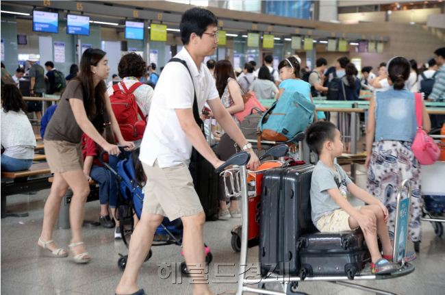 인천공항이 26일 본격적인 휴가철 맞아 출국을 하려는 해외여행객으로 붐비고 있다. 이번 휴가는 오는 30~31일 절정을 향해 치닫지만, 해외여행객은 벌써부터 출국장에 북적대며 공항을 빠져 나가고 있다. 이날 오전 인천 국제공항에는 평소보다 많은 여행객들이 몰리면서 대기하는 공간 바깥까지 줄을 서며 다양한 풍경을 연출했다. 박현구 기자/phko@heraldcorp.com