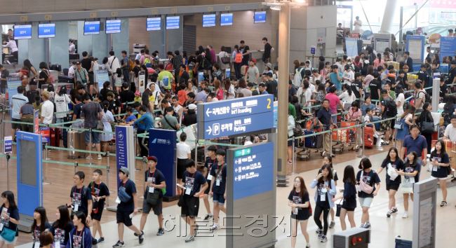 인천공항이 26일 본격적인 휴가철 맞아 출국을 하려는 해외여행객으로 붐비고 있다. 이번 휴가는 오는 30~31일 절정을 향해 치닫지만, 해외여행객은 벌써부터 출국장에 북적대며 공항을 빠져 나가고 있다. 이날 오전 인천 국제공항에는 평소보다 많은 여행객들이 몰리면서 대기하는 공간 바깥까지 줄을 서며 다양한 풍경을 연출했다. 박현구 기자/phko@heraldcorp.com