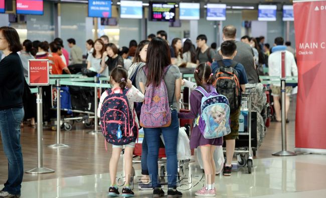 인천공항이 26일 본격적인 휴가철 맞아 출국을 하려는 해외여행객으로 붐비고 있다. 이번 휴가는 오는 30~31일 절정을 향해 치닫지만, 해외여행객은 벌써부터 출국장에 북적대며 공항을 빠져 나가고 있다. 이날 오전 인천 국제공항에는 평소보다 많은 여행객들이 몰리면서 대기하는 공간 바깥까지 줄을 서며 다양한 풍경을 연출했다. 박현구 기자/phko@heraldcorp.com