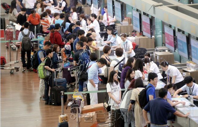 인천공항이 26일 본격적인 휴가철 맞아 출국을 하려는 해외여행객으로 붐비고 있다. 이번 휴가는 오는 30~31일 절정을 향해 치닫지만, 해외여행객은 벌써부터 출국장에 북적대며 공항을 빠져 나가고 있다. 이날 오전 인천 국제공항에는 평소보다 많은 여행객들이 몰리면서 대기하는 공간 바깥까지 줄을 서며 다양한 풍경을 연출했다. 박현구 기자/phko@heraldcorp.com