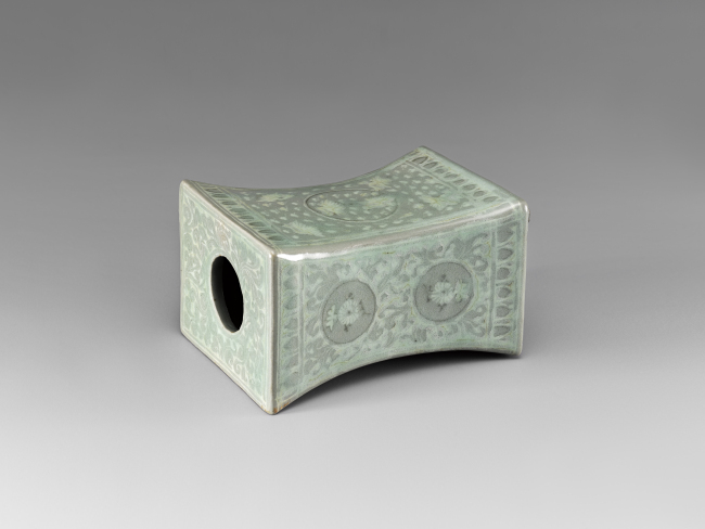 Celadon pillow with crane design from Goryeo in the 12th century (The National Museum of Korea)
