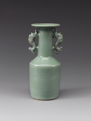 Celadon vase with two handles from the Yuan Dynasty in the 14th century (The National Museum of Korea)