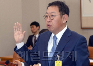 [이석수 대통령 직속 특별감찰관은 26일 우병우 민정수석을 대상으로 한 감찰조사 착수와 관련해 “법에서 정한대로 조사를 진행하겠다”고 밝혔다.]