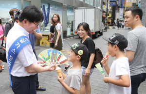 [사진= 채희봉(왼쪽 첫번째) 산업통상자원부 에너지자원실장이 26일 서울 명동에서 에너지절약 점검 거리 캠페인을 진행하고 있다. 산업통상자원부］