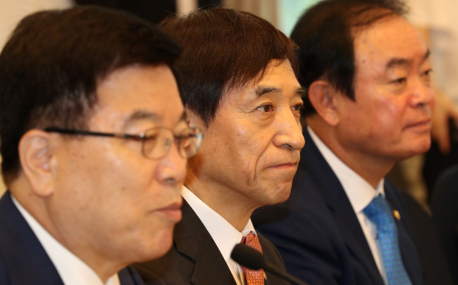 이주열 한국은행 총재가 27일 오전 서울 여의도 국회에서 열린 경제재정연구포럼 조찬강연에서 굳은 표정을 짓고 있다. 박해묵 기자/mook@heraldcorp.com
이주열 한국은행 총재가 27일 오전 서울 여의도 국회에서 열린 경제재정연구포럼 조찬강연에서 굳은 표정을 짓고 있다. 박해묵 기자/mook@heraldcorp.com