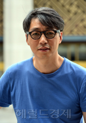 오페라 ‘도요새의 강’ 무대 작업이 한창인 정승호 감독. [사진=윤병찬 기자/yoon4698@heraldcorp.com]