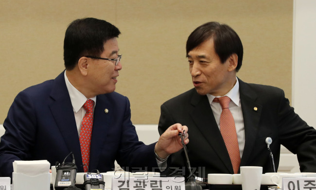 이주열 한국은행 총재(오른쪽)와 김광림 새누리당 정책위의장이 27일 오전 서울 여의도 국회에서 열린 경제재정연구포럼 조찬강연에 참석해 이야기를 나누고 있다. 박해묵 기자/mook@heraldcorp.com