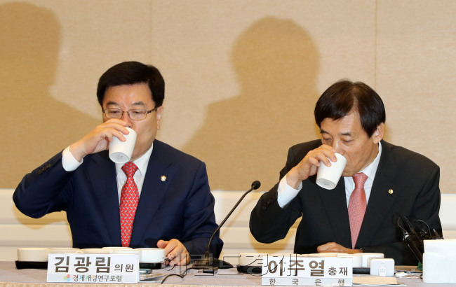 27일 오전 서울 여의도 국회에서 열린 경제재정연구포럼 조찬강연에 참석한 이주열 한국은행 총재(오른쪽)와 김광림 새누리당 정책위의장이 동시에 물을 마시고 있다. 박해묵 기자/mook@heraldcorp.com