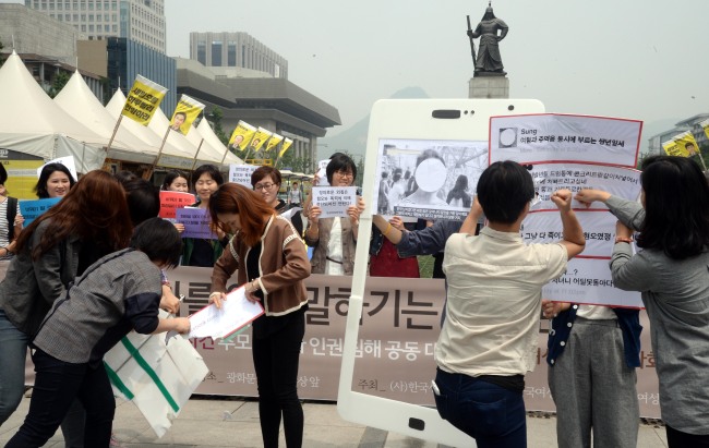 지난 2013년 7월 26일, 남성 인권운동가 고(故) 성재기 씨가 한강 마포대교 위에서 남성단체에 대한 지원을 요구하며 투신 퍼포먼스를 벌이는 모습.   [헤럴드경제DB]