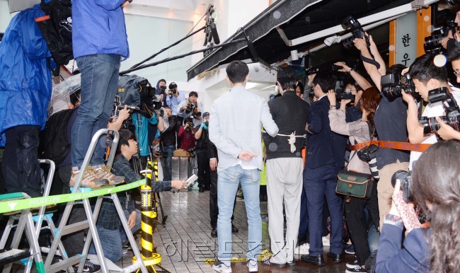 [사진설명]지난 5월 ’강남역 살인‘으로 촉발된 ’남녀 전쟁‘이 최근 온라인에서 일어난 각종 사건들로 보다 증폭되고 있어 우려를 낳고 있다. 사진은 지난 5월 24일 오전 서울 서초구 강남역 인근 한 빌딩에서 있었던 ‘강남역 노래방 살인 사건’의 현장검증.