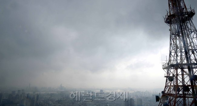 27일 기상청은 중부지방 마지막 장마를 예고한 가운데 서울상공에 짙은 먹구름이 몰려있다. <br />정희조 기자/checho@heraldcorp.com 160727