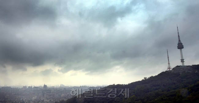 27일 기상청은 중부지방 마지막 장마를 예고한 가운데 서울상공에 짙은 먹구름이 몰려있다. <br />정희조 기자/checho@heraldcorp.com 160727
