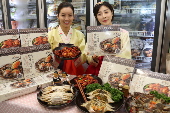 26일 이마트 모델들이 ‘피코크 큰기와집 간장게장, 양념게장’을 선보이고 있다. [사진=이마트 제공]