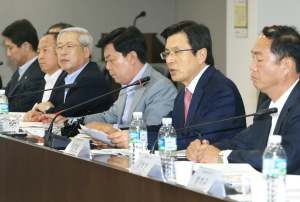 [사진= 황교안 국무총리가 27일 서울 여의도 중소기업중앙회 이사회회의실에서 열린 중소기업의 애로 및 비정상관행 해소를 위한 ‘국무총리와 중소기업인 현장간담회’에서 발언하고 있다.  제공=중소기업중앙회]