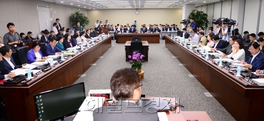 현장조사를 실시 중인 가습기 살균제 국정조사 특별위원회