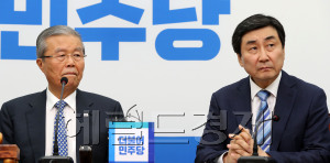 김종인 더불어민주당 비상대책위원회 대표와 이종걸 비대위원이 27일 오전 서울 여의도 국회에서 열린 비대위회의에 참석하고 있다. 박해묵 기자/mook@heraldcorp.com