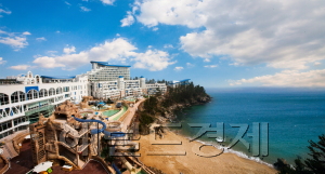 [그리스 산토리니 풍으로 개장해 인기를 모으고 있는 대명 삼척 쏠비치. 대명 제공]