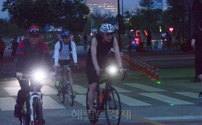 간혹 장맛비가 내리곤 하지만, 일주일 이상 폭염과 열대야가 계속되면서 사람들이 한강 등 집 밖으로 나서고 있다. 요즘 실제로 열대야를 피하려고 찾은 한강변은 새벽까지 인파가 북적댄다. 휴식은 물론 이열치열 운동으로 더위를 탈출하기 위해 한강을 찾은 이들이 다양한 모습을 연출하고 있다. 정희조 기자/checho@heraldcorp.com