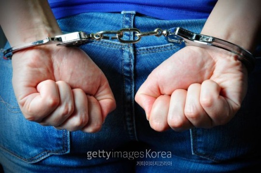 올해 상반기 국내 마약 사범이 사상 최대를 기록하며 그동안 우려돼왔던 ‘마약청정국 지위’ 박탈이 현실화하고 있다. 특히 온라인 거래가 활성화된 이후 여성과 외국인 사범이 계속 늘고 있어 이에 대한 대책 마련이 시급하다는 지적이 나온다. 사진은 단속 관련 이미지. [사진=게티이미지]