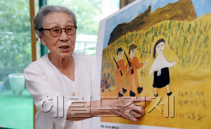 [사진= 일본군 위안부 피해자 김복동(90) 할머니가 자신의 기억을 더듬어 직접 그린 ‘14세 소녀시 끌려가던 날’이란 제목의 그림을 설명하고 있다. 경남 양산이 고향인 김 할머니는 지난 제2차세계대전 당시 일본군에 끌려가 대만, 인도네시아, 싱가폴, 인도 등에서 성노예로 고초를 겪었다. 박현구 기자/phko@heraldcorp.com]