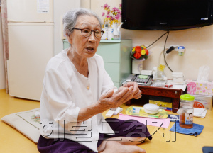 일본군 위안부 피해자 김복동 할머니가 지난해 12월 통과된 ‘한일 위안부 합의’의 부당함과 일본 정부의 ‘위로금’을 바탕으로 출범하는 ‘화해ㆍ치유재단’에 대해 비판하고 있다.  박현구 기자/phko@heraldcorp.com