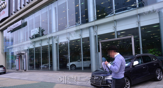 아우디코리아가 딜러들에게 신형 A4 300대를 1년간 무상 제공해 논란이 일고 있다. 사진은 강남의 한 아우디 대형 전시장 [사진=이상섭 기자/babtong@heraldcorp.com]
