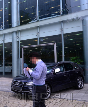 아우디코리아가 딜러들에게 신형 A4 300대를 1년간 무상 제공해 논란이 일고 있다. 사진은 강남의 한 아우디 대형 전시장 [사진=이상섭 기자/babtong@heraldcorp.com]