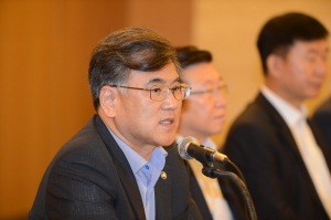 김학현 공정거래위원회 부위원장이 28일 오전 쉐라톤 서울 팔래스 강남호텔에서 기업인들을 만나 예약부도 근절 캠페인확산 방안을 논의하고 있다.[사진=공정거래위원회]