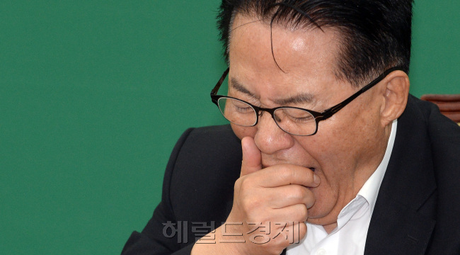 [28일 오전 서울 여의도 국회에서 열린 국민의당 원내정책회의에서 박지원 비상대책위원장이 피곤한 듯 하품을 하고 있다. 사드 문제 등 현안과 관련해 연일 김종인 더불어민주당 비대위 대표를 비판하고 있는 박 위원장은 이날은 “휴가에서 복귀하실 박근혜 대통령이 무더위 속에서 고생하는 국민께 드릴 수 있는 시원한 선물은 우병우 민정수석의 해임”이라며 박 대통령을 압박했다./안훈 기자 rosedale@heraldcorp.com]