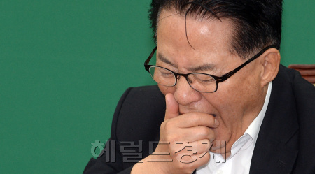 [28일 오전 서울 여의도 국회에서 열린 국민의당 원내정책회의에서 박지원 비상대책위원장이 피곤한 듯 하품을 하고 있다. 사드 문제 등 현안과 관련해 연일 김종인 더불어민주당 비대위 대표를 비판하고 있는 박 위원장은 이날은 “휴가에서 복귀하실 박근혜 대통령이 무더위 속에서 고생하는 국민께 드릴 수 있는 시원한 선물은 우병우 민정수석의 해임”이라며 박 대통령을 압박했다./안훈 기자 rosedale@heraldcorp.com]