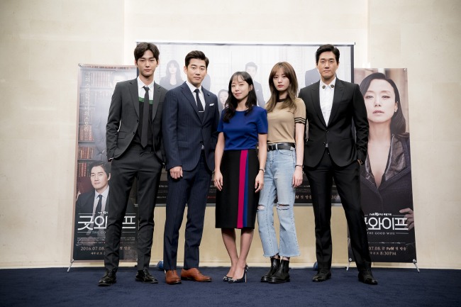 From left: Lee Won-geun, Yoon Kye-sang, Jeon Do-yeon, Nana and Yoo Ji-tae, the cast of tvN’s “The Good Wife,” pose for a photo for the show’s Seoul press conference Thursday. (CJ E&M)