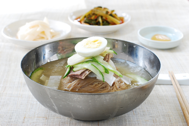 Mul naengmyeon (noodles in cold broth) (Korean Bapsang)