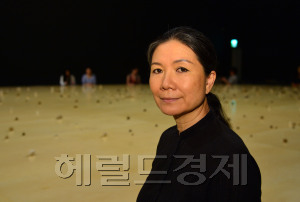 관객들은 전시장에 마련된 19ｍ짜리 타원형 나무탁자에서 찰흙을 빚어 올려놓는 행위를 통해 김수자 작가의 관객참여 퍼포먼스에 동참하게 될 예정이다. [사진=윤병찬 기자/yoon4698@heraldcorp.com]