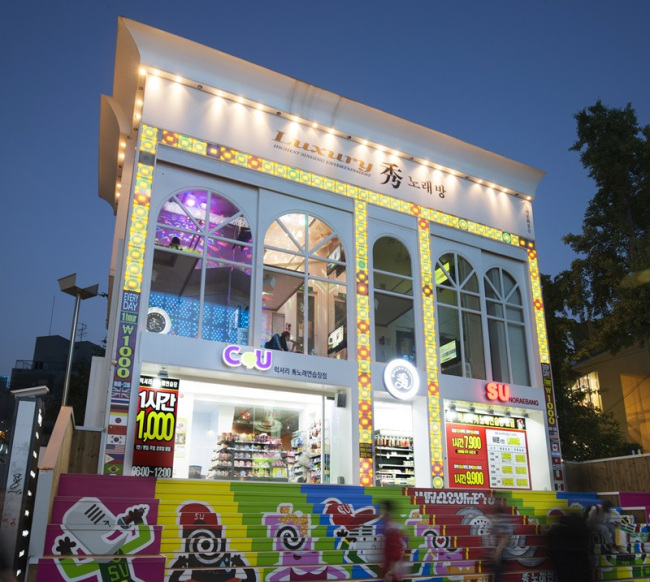 KARAOKE CONVENIENCE STORE — South Korea’s leading convenience store chain CU has opened a new karaoke-style outlet in Hongdae, northwestern Seoul. The specialized CU store is housed on the first floor of the Luxury Su noraebang, a local karaoke bar franchise. The new store has been decorated with neon signs and disco balls to resemble a noraebang and also offers a wide variety of eateries and goods catered to local noraebang-goers, said CU’s operator BGF Retail. (BGF Retail)