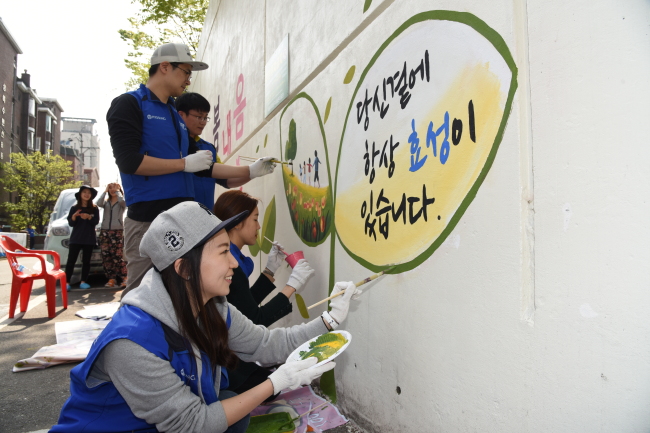 지난 4월 15일 효성 중공업PG와 협력사들이 서울시 마포구 망원동 일대에서 ‘안전마을 만들기’ 프로젝트로 벽화 그리기 봉사활동을 하고 있다.