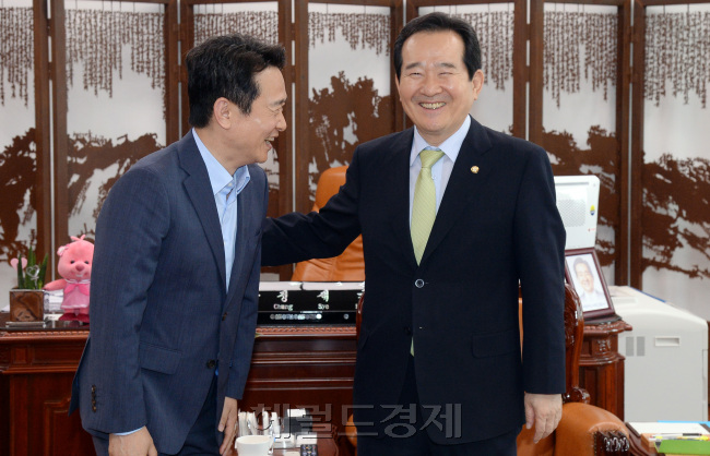 28일 오후 남경필(왼쪽) 경기도지사가 서울 여의도 국회를 방문해 정세균 국회의장을 예방하고 있다. 두 사람은 대표적인 개헌론자다. 남 지사는 이날까지 사흘 연속 ‘여의도 행보’를 이어가 눈길을 끌었다. /안훈 기자 rosedale@heraldcorp.com