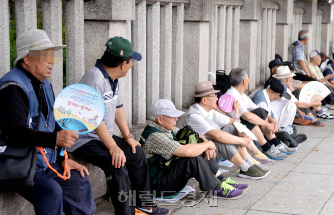 [무더위가 이어지는 가운데 시민들이 더위를 식히기 위해 부산히 움직이는 모습이다.사진=박현구 기자 phko@heraldcorp.com]