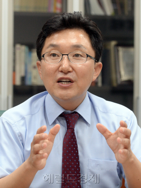 [사진=8ㆍ9 전당대회에 당 대표로 출마한 김용태 의원이 28일 국회 의원회관에서 헤럴드경제와 인터뷰를 진행하고 있다. 안훈 기자 rosedale@herladcorp.com]