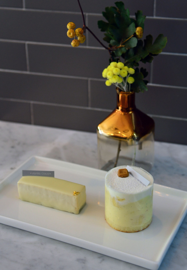 Vanilla Cloud’s “Jasmine” mousse cake (left) fuses jasmine flower tea with white chocolate and matcha, while the “Banana Bliss” cake features sweet chunks of banana, a blend of custard and fresh cream with a genoise base. (Yoon Byung-chan/The Korea Herald)　