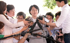 [지난 20대 총선 당시 사무총장으로서 불법 리베이트 제공을 주도한 혐의를 받고 있는 국민의당 박선숙 의원이 29일 영장실질심사에 참석하기 위해 서울서부지법에 모습을 드러냈다. 정희조 기자/checho@heraldcorp.com]