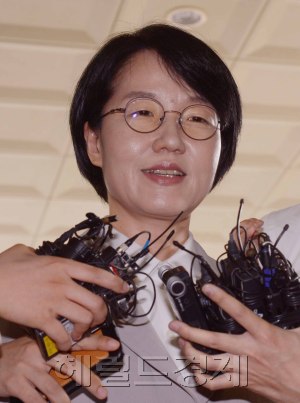 [지난 20대 총선 당시 사무총장으로서 불법 리베이트 제공을 주도한 혐의를 받고 있는 국민의당 박선숙 의원이 29일 영장실질심사에 참석하기 위해 서울서부지법에 모습을 드러냈다. 정희조 기자/checho@heraldcorp.com]