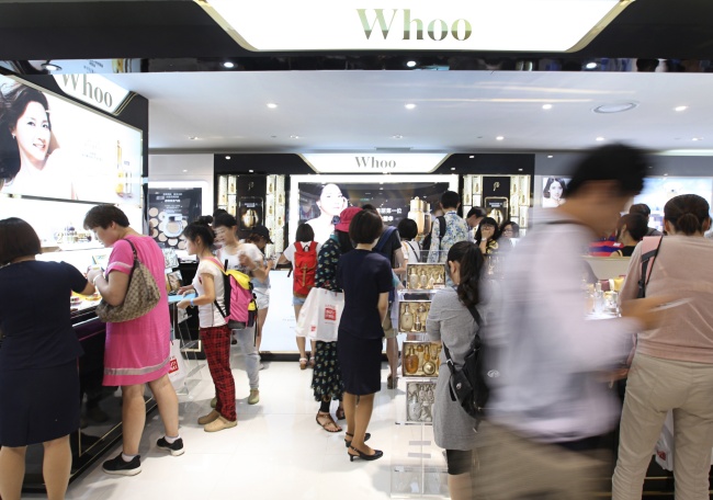A Seoul duty free store is packed with travelers.