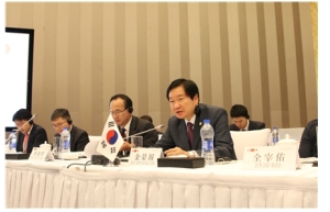 [사진= 김영석(앞줄 첫번째) 해양수산부 장관이 28일(현지시간) 중국 항저우 인터콘티넨탈 호텔에서 열린 ‘제6차 한중일 교통물류장관회의’에서 우리나라 수산물의 우수성을 설명하고 있다. 제공= 해양수산부］