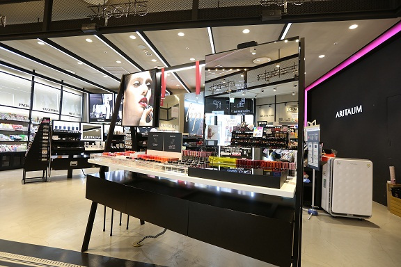 The AR Makeup Mirror in an AmorePacific Aritaum store (AmorePacific)