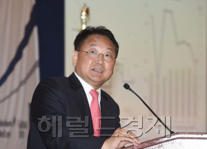 [사진=유일호 부총리 겸 기획재정부 장관］