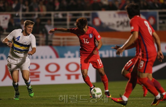 올림픽축구대표 문창진이 29일 오후(현지시간) 2016년 리우올림픽 남자축구 스웨던 평가전이 열린 브라질 상파울루 Pacaembu(빠까엠부)경기장에서 스웨덴 수비를 제치고 왼 발 슛팅을 시도하고 있다./2016.7.29 상파울루=올림픽사진공동취재단 I/
올림픽축구대표 문창진이 29일 오후(현지시간) 2016년 리우올림픽 남자축구 스웨던 평가전이 열린 브라질 상파울루 Pacaembu(빠까엠부)경기장에서 스웨덴 수비를 제치고 왼 발 슛팅을 시도하고 있다. 상파울루=박해묵 기자/mook@heraldcorp.com