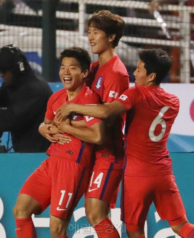 올림픽축구대표 류승우가 29일 오후(현지시간) 2016년 리우올림픽 남자축구 스웨던 평가전이 열린 브라질 상파울루 Pacaembu(빠까엠부)경기장에서 후반전 한국 세번 째 골을 성공시키자 동료들의 환호를 받고 있다./2016.7.29 상파울루=올림픽사진공동취재단 I/
올림픽축구대표 류승우가 30일(한국시간) 2016년 리우올림픽 남자축구 스웨던 평가전서 후반전 한국 세번 째 골을 성공시키자 동료들의 환호를 받고 있다.상파울루=박해묵 기자/mook@heraldcorp.com