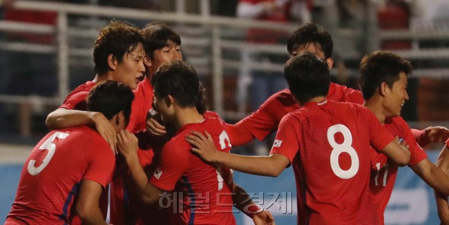 올림픽축구대표 문창진이 29일 오후(현지시간) 2016년 리우올림픽 남자축구 스웨던 평가전이 열린 브라질 상파울루 Pacaembu(빠까엠부)경기장에서 역전골을 터뜨리며 동료들의 축하를 받고 있다./2016.7.29 상파울루=올림픽사진공동취재단 I/
올림픽축구대표 문창진이 30일(한국시간) 2016년 리우올림픽 남자축구 스웨던 평가전서 역전골을 터뜨리며 동료들의 축하를 받고 있다.상파울루=박해묵 기자/mook@heraldcorp.com