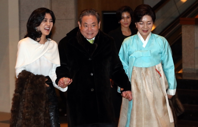 Samsung Electronics chairman Lee Kun-hee (center) with his wife Hong Ra-hee (right) and daughter Lee Boo-jin. The Investor