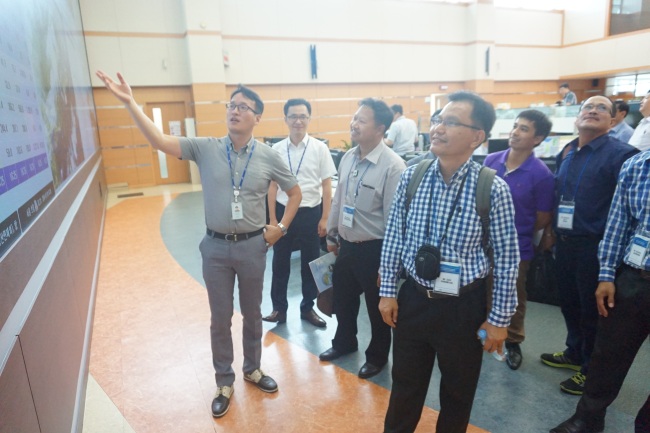 Asian officials listen to an explanation about a water management system by a K-water official. (K-water)